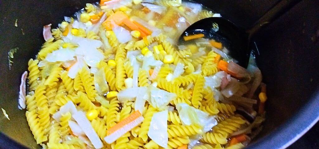 多めに作った野菜スープにパスタを入れると節約料理に